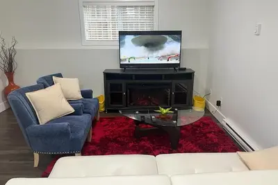 Image de Comfy 2-bedroom basement with kitchen/bath for you.