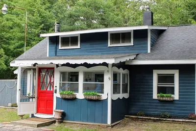 Image de Cozy cottage just minutes from Lake Michigan!