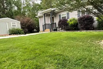 Image de Dog friendly Lake front cottage, Hot tub, fire pit, fenced yard, family friendly