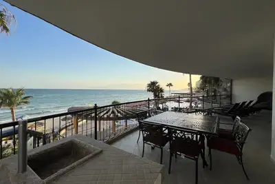 Image de Luxurious former model - 4 bed/4 bath/4 pools  wrap around balcony