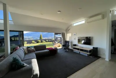 Image de Breathtaking sunny views with modern indoor/outdoor entertaining.