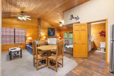 Image de Cozy Cabin for Two near Shows! Whirlpool Tub, Gas Fireplace, Private Balcony