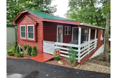 Image de The Cozy Cardinal 2-bedroom cottage w\/ pool access, Wi-Fi