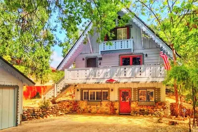 Image de Yosemite Mountain Chalet with private sauna, decks, fireplace, air hockey & WiFi