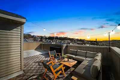Image de Spacious & Quiet, 5 Min Walk to Main St, Rooftop Lounge!