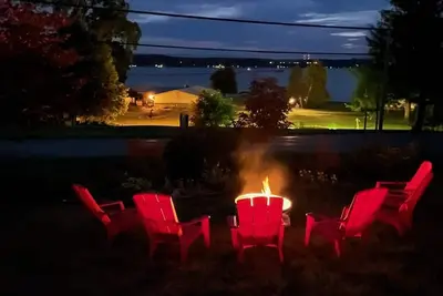 Image de Close to Crystal Mountain, Family friendly, Modern, Beautiful views of the lake.