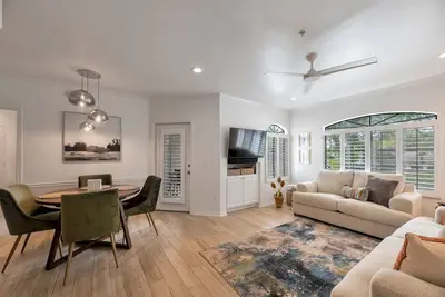 Image de Free Golf! Resort Style 1st floor condo in Great Location! Heated Pool/Spa/Gym, Near Shops/Dining!