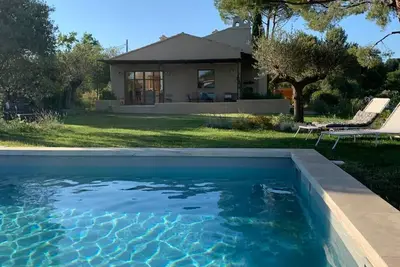 Image de Villa de standing avec jardin paysagé et piscine