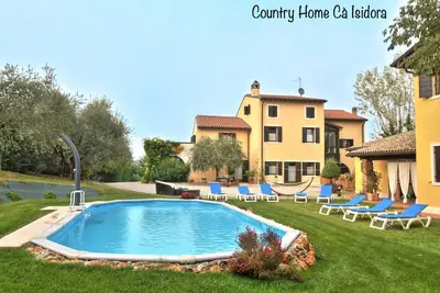 Image de Appartamento con piscina 10 posti letto