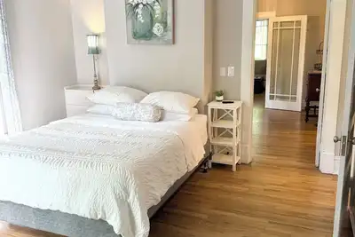 Image de Downtown Gem- Walking Distance to Newton Square