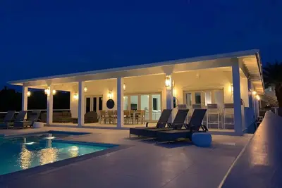 Image de Coco Palms has spectacular panoramic sea and sunset views.