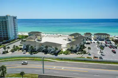 Image de 1st Floor Beachfront Condo - Lots to Offer. 5 Pools, Pickle Ball, Great Location