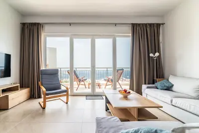 Image de Swimming pool with view to the sea.