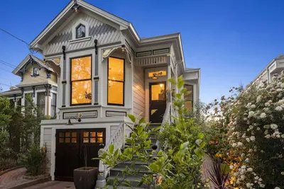 Image de Beautiful upper level 2b/2b flat in 1885 Queen Anne Cottage in Alameda