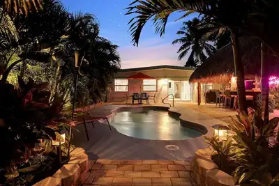 Image de *Personal Private Resort* W\/ Kayaks, Bikes, Pool, Hot Tub, Volleyball & Tiki Bar