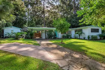 Image de Artsy Oasis w Pool, Tree House & Zen Cottage, close to Capitol and Universities