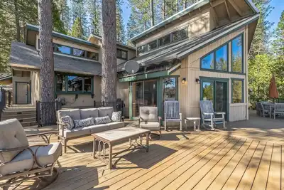 Image de Dos Pinos - Spacious Lakefront Cabin w/ Game Room by Yosemite Region Resorts