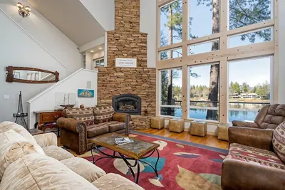 Image de Casa Cassaretto - Cette magnifique maison au bord du lac se trouve à seulement 50 yards de Marina Beach, proposée par Yosemite Region Resorts
