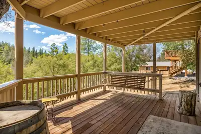 Image de Three Wild Turkeys - Des espaces extérieurs exceptionnels ! 2 terrasses ! par Yosemite Region Resorts