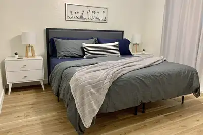 Image de “The Sequel” - King bed - Renovated - near Img