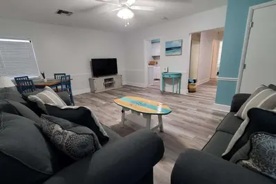 Image de Salt Life! 20 steps to the beach! Brand New Spcaious Vacation Rental!