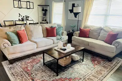 Image de Adversity Home - Open Concept, with Pacman Machine. Close to I-40 Airport