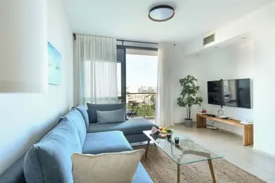 Vibrant 2br apt w Balcony 5-min from the Beach