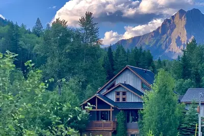 Image de Unique and Cozy Eco Friendly  Straw Bale Home in Mountain Town