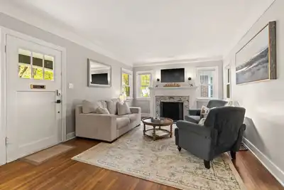 Image de Cozy three bedroom house on quiet wooded street
