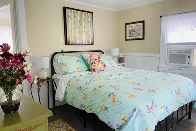 Image de 115 Rose Cottage with 2 bedroom walk to Groton Bay