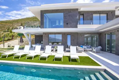 Image de Maison de vacances privée avec bain à remous, piscine privée, Wifi, climatisation, Tv, patio