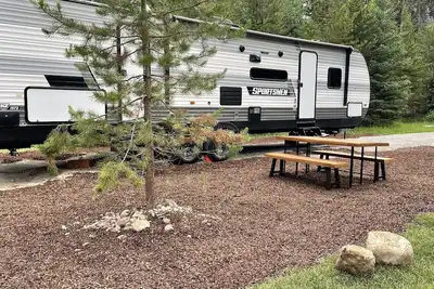 Image de The Hideaway at Glacier Meadows - Luxury Camper