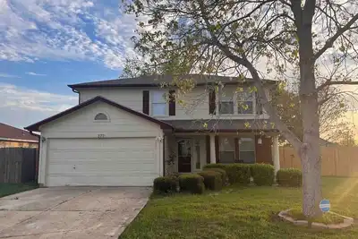 Image de Spacious 3 Br • Convenient • Big Yard • Office