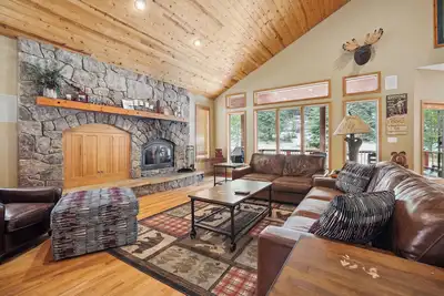 Mountain Views / Hot Tub / Gourmet Kitchen / Bbq