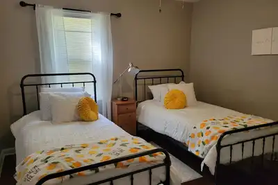 Image de Clean, quiet and perfectly located in the city. Near downtown.