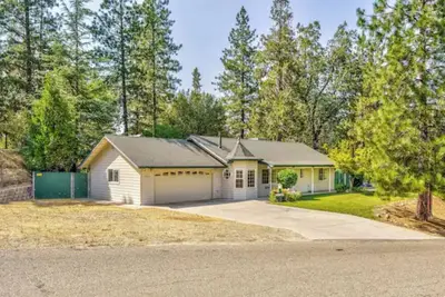 Image de Charming house in green heaven with pool table with lovely backyard