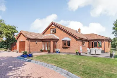 Image de A lovely spacious three bedroom cottage with its own private hot tub and large grounds.