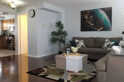 Image de 3br 2. 5bth Clean Spacious House-Free Parking! Perfect Location!