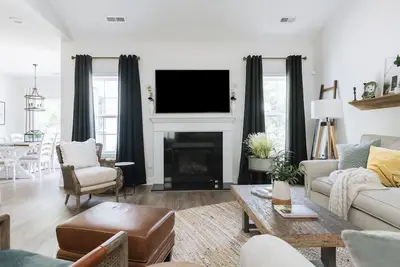 Image de Peaceful 4 bedroom house with private in-law suite