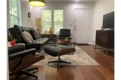 Image de “Mint City w Soul. . . ” 2br 5 min to Stadium & Ummc!