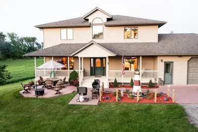 Image de Heated Garage Game Room, Spacious Master Suites & Well-Appointed Kitchen