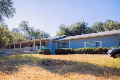 Image de Large 3 Bedroom home on 2. 5 Acres with Bbq Deck!