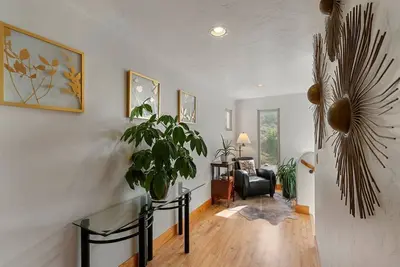 Image de Family-sized townhome with in-town convenience!