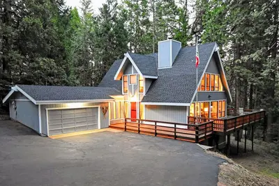 Image de Dancing with Trees - Large 4 bedroom 3 Bath home in Blue Lake Springs!