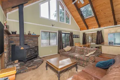 Image de Tri-Level Cabin with Rec Room, Pool Table, Entertainment Galore!