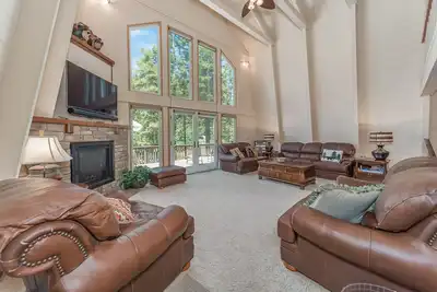 Image de Lazy Bear Lair - Prime Location in Blue Lake Springs with Air Conditioning!