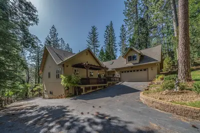 Image de Our Happy Place - Pet Friendly Home with Hot Tub and Yard