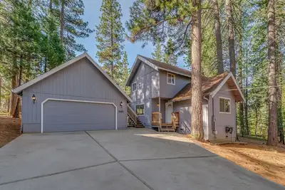 Image de Quaint Cabin Tucked Away in Arnold w/Private Hot Tub and Great View!