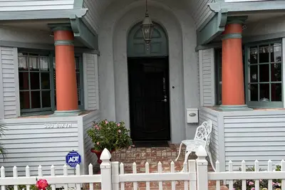 Image de Beach, bay, town, walking distance. Large private fenced in home