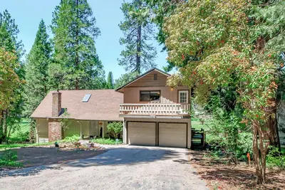 Image de Coyote Den - Pet Friendly Home w/ Game Room and Fenced Backyard and Game Room!